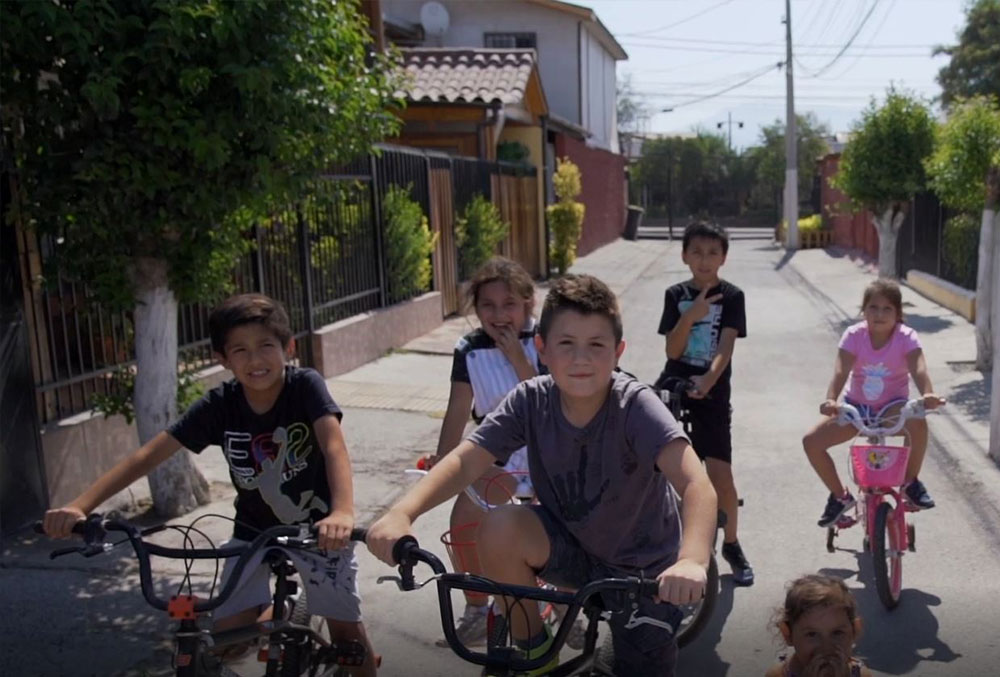 Amaro y sus amigos andan en bicicleta