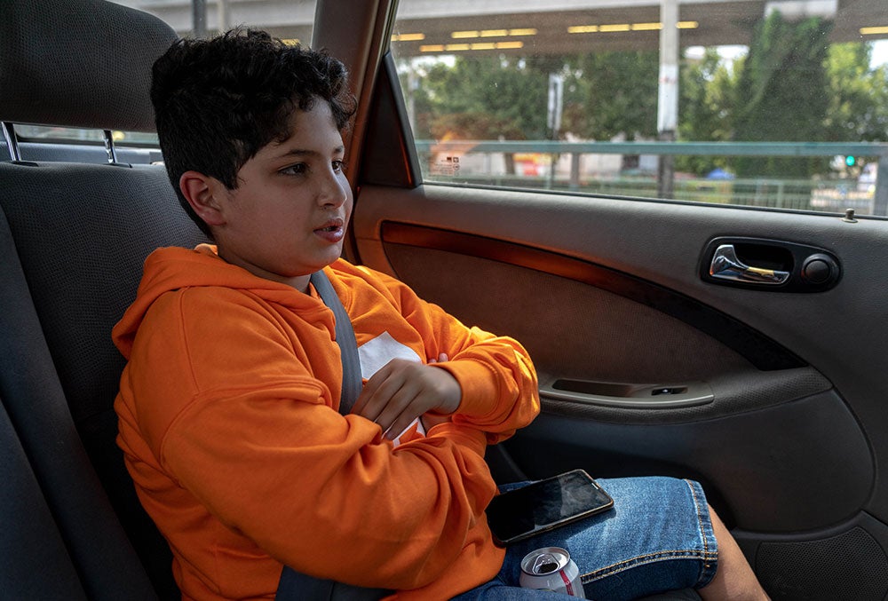 Juan en un auto después de una operación de paladar hendido