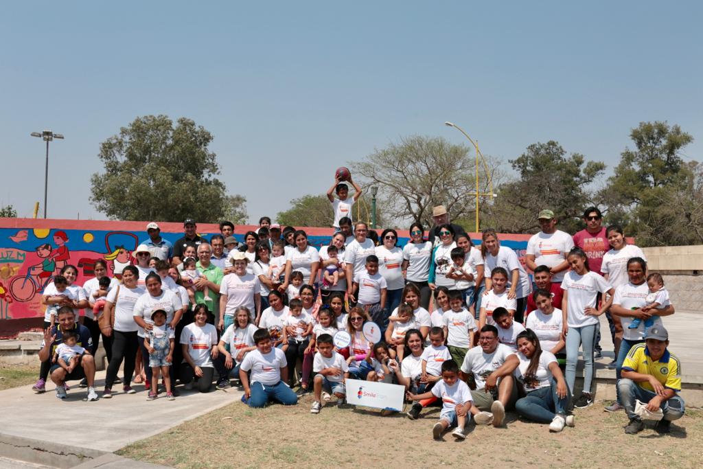 Silvia con una multitud de pacientes y sus familias