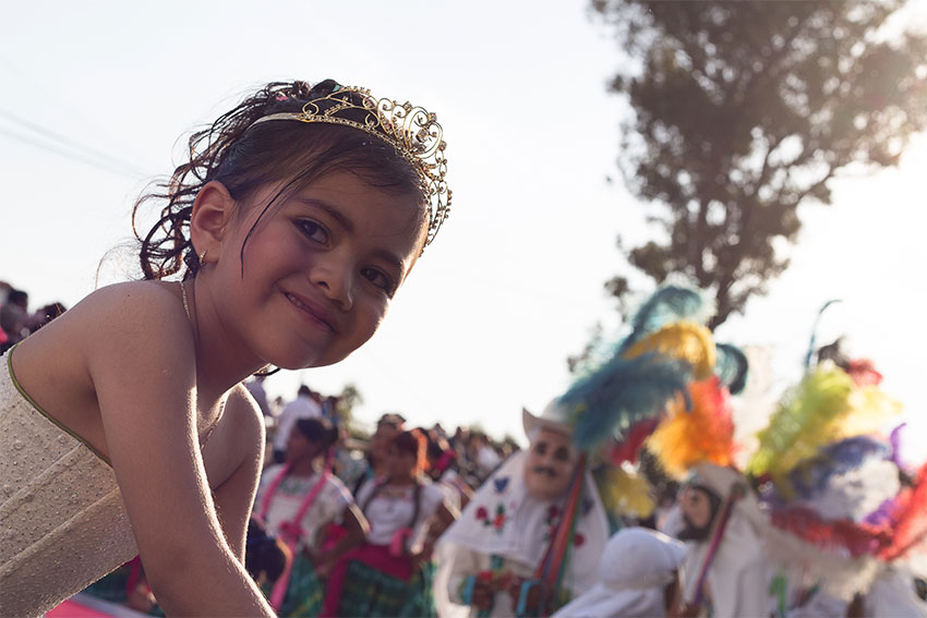 alexa en carnaval sonríe con tiara