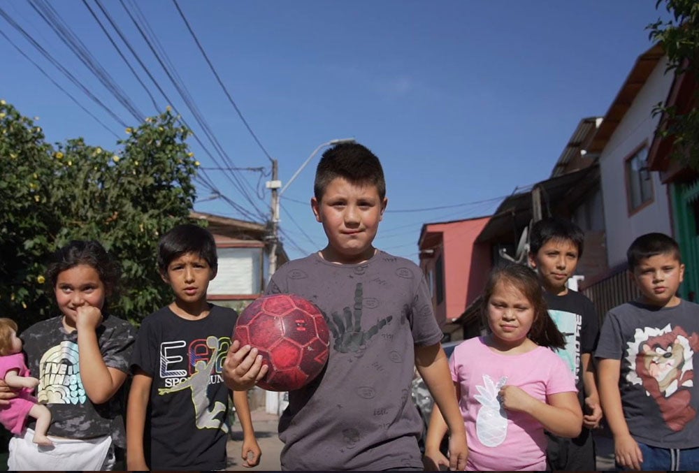 amaro con sus amigos con un balon de futbol