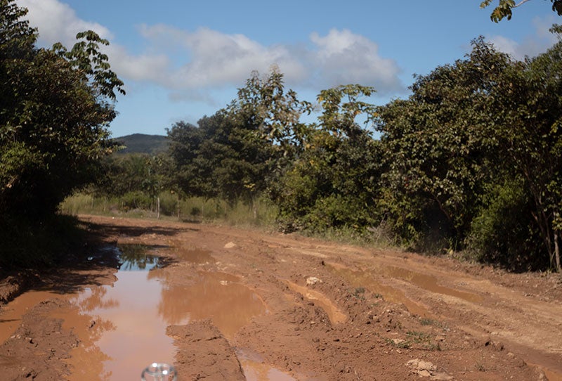 camino de tierra hacia la casa de fidel en panama rural