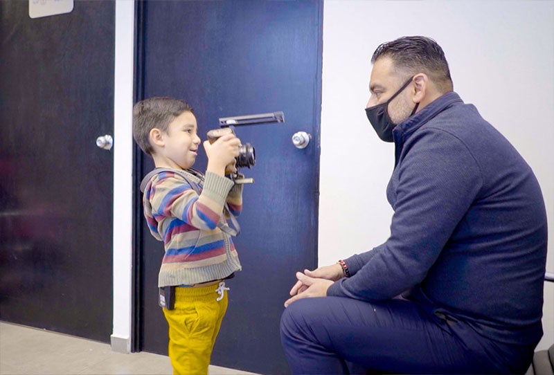 damian saca una foto de su padre javier