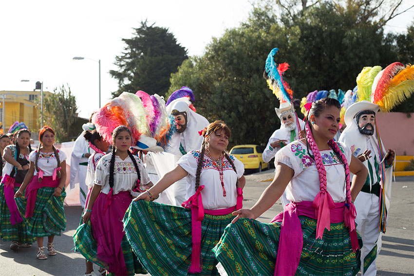 gente alineada en carnaval en vestimenta tradicional mexicana