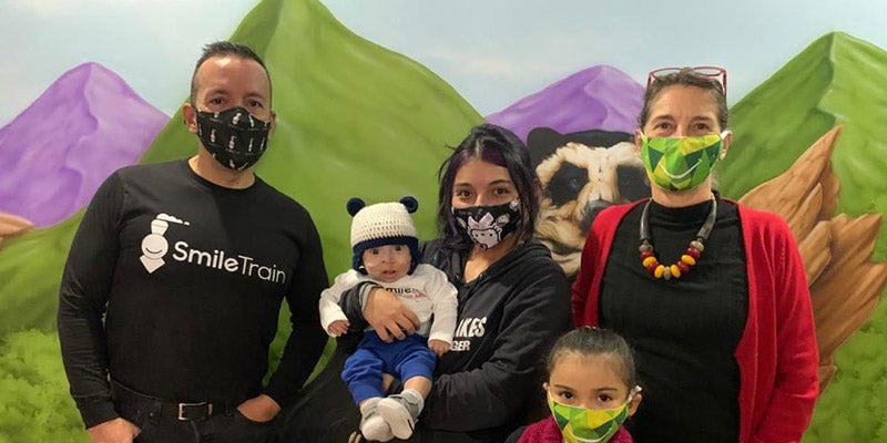 Ivan velez con la familia de un paciente