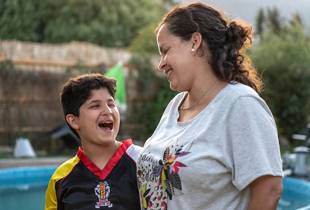 juan abraza y rie con su madre