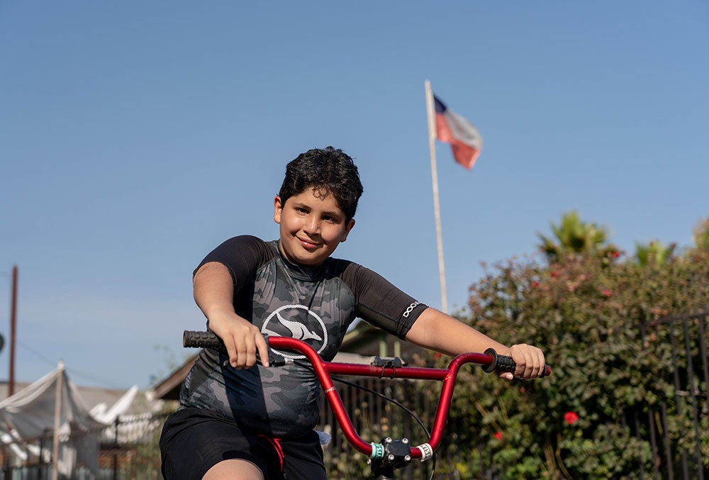 juan sonrie y monta en bicicleta