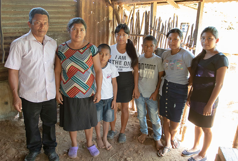 zuleika con su familia en panama rural