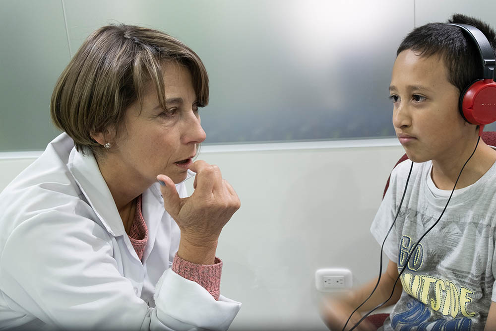 La Dra. María del Pilar trabaja con su paciente del habla