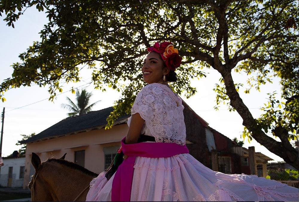 Adahara a caballo sonrie después de una cirugía de paladar hendido