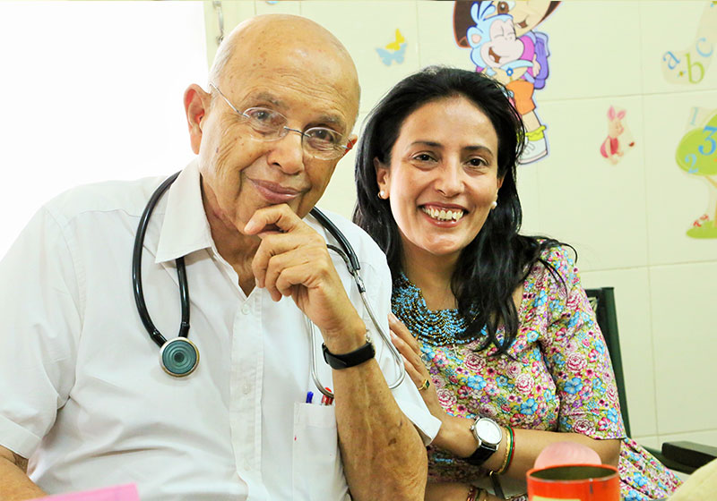 Dr. Adenwalla sonríe con Mamta Carrol