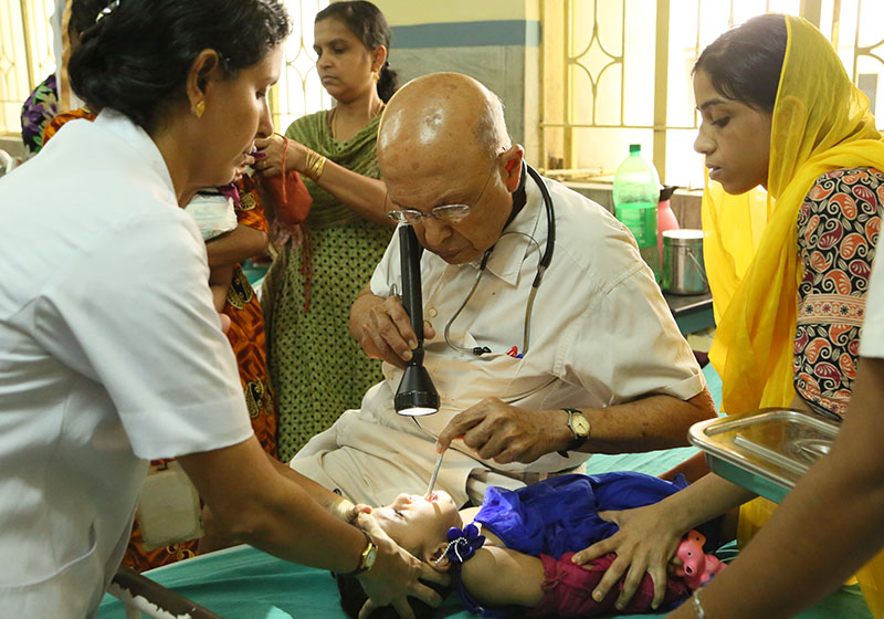 Dr. Adenwalla trabaja con un paciente