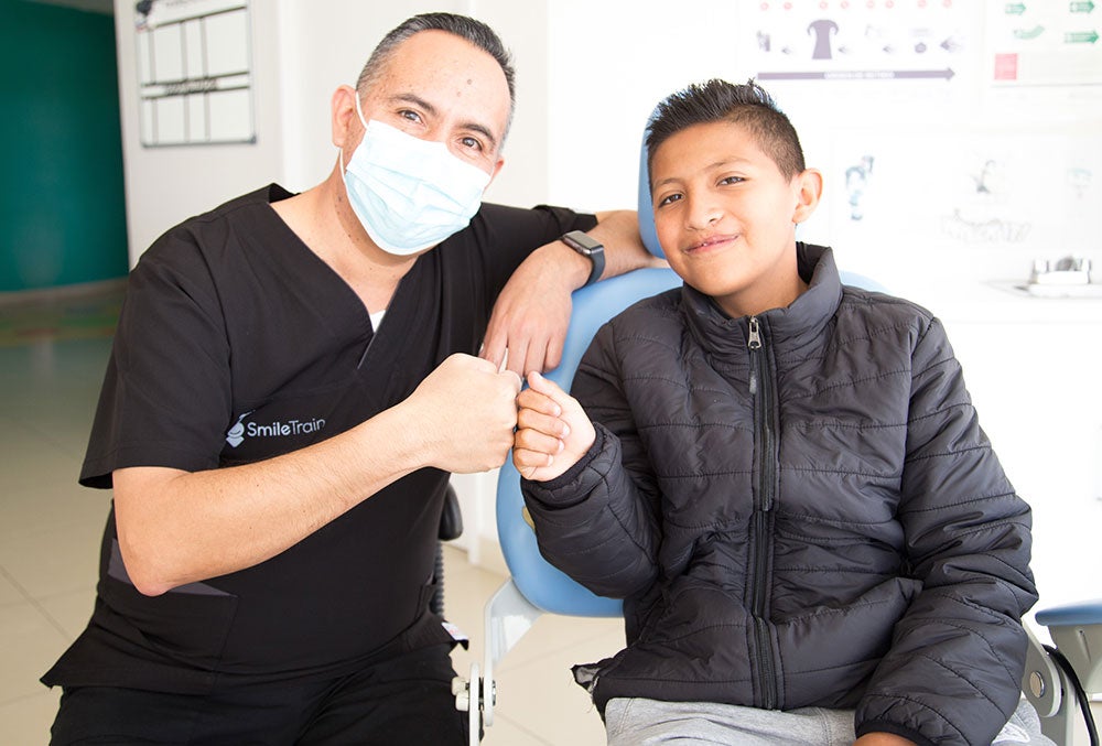 Alex sonríe con el Dr. Eduardo Varela