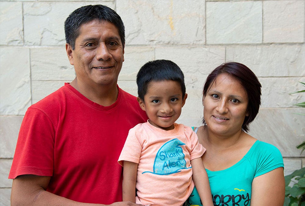 Anghelo sonriendo con sus padres