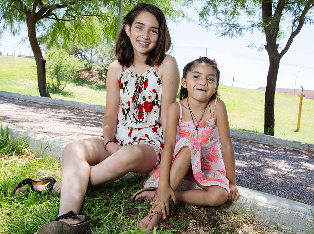 Bárbara tras operación de paladar hendido sonriendo con su hermana Ximena