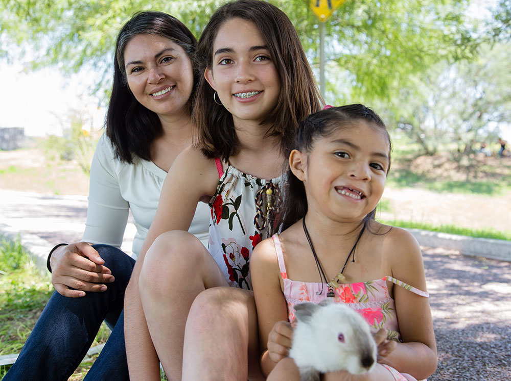 Barbara smiling with her mother Marisa, sister Ximena and her bunny