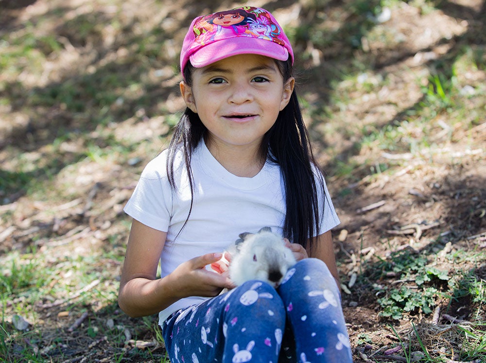 Bárbara con su conejito mascota