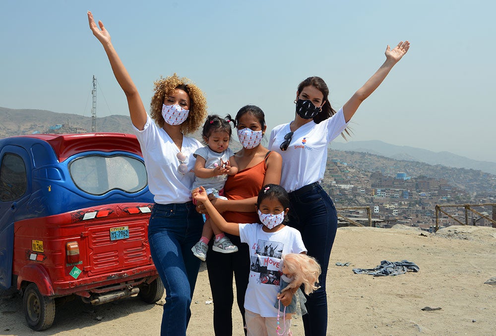 Elle Smith and Yely Rivera with Jenifer, her mother and older sister