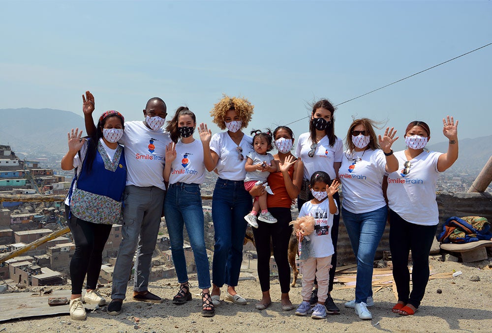 Jenifer y su familia sonríen y saludan con Yely Rivera, Elle Smith y socios