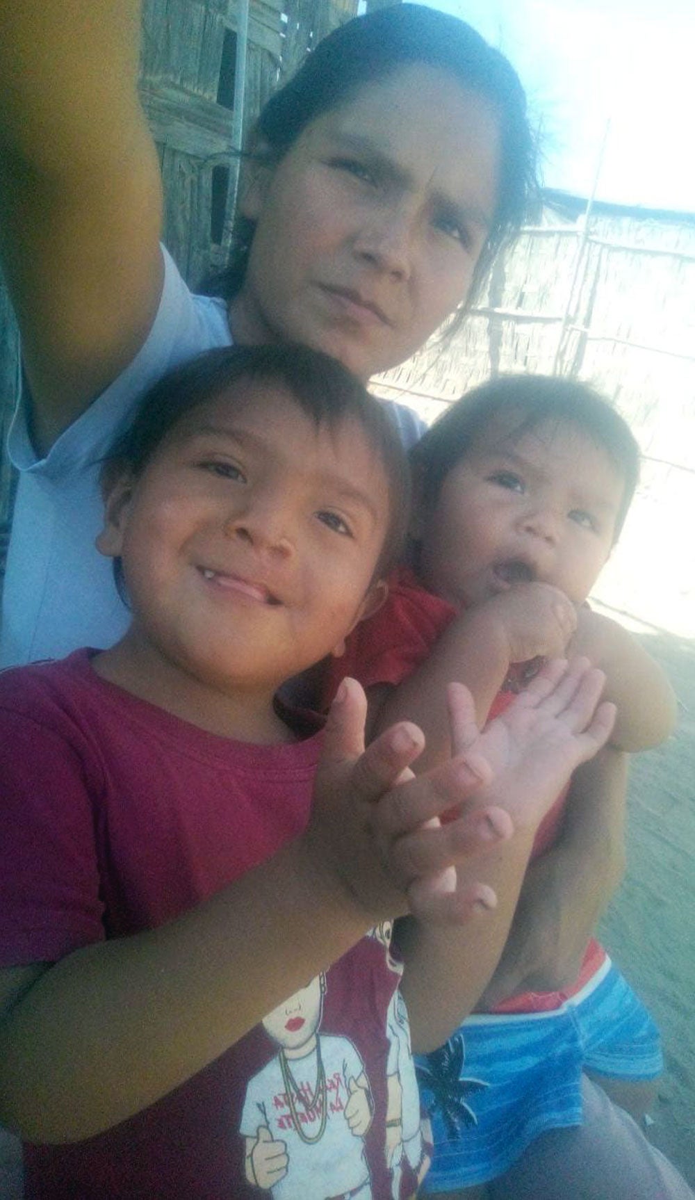 Joseyur sonríe con su madre y su hermano Joshua