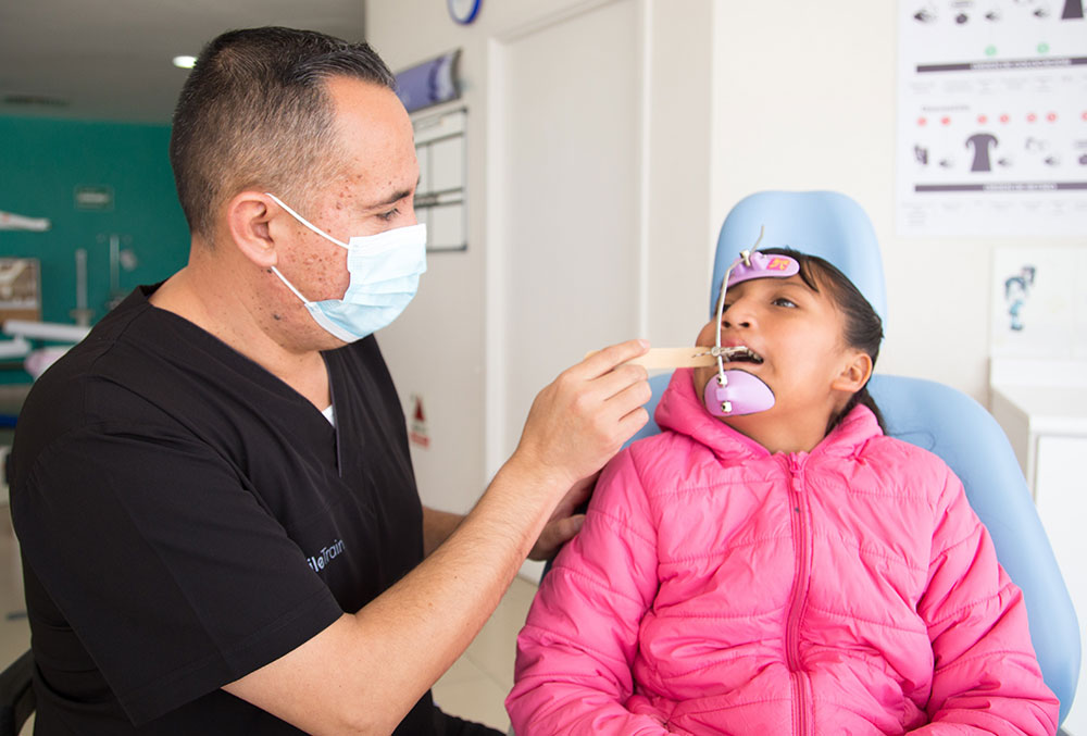 Kendra visita al Dr. Varela mientras usa una máscara de ortodoncia especializada