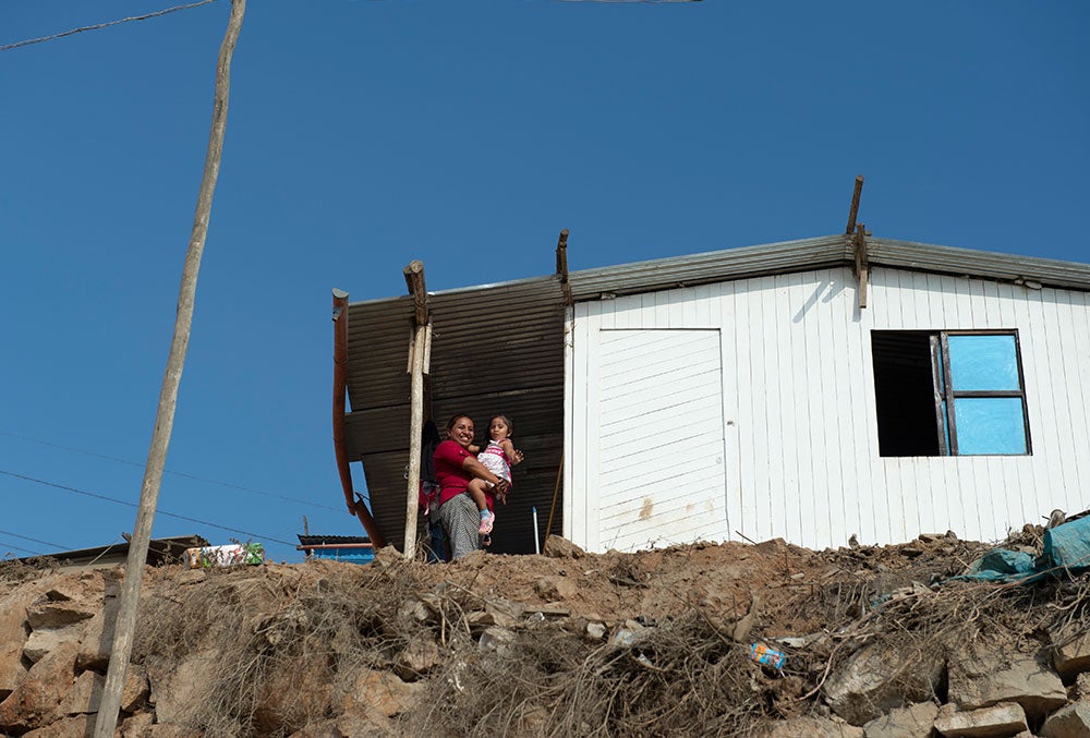 Kristhell y Cinthya sonríen en su casa