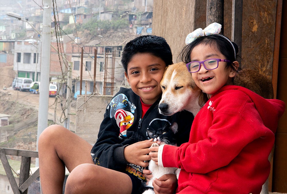 Kristhell con su hermano, perro y gata