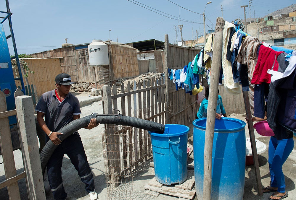 conductor de camión de agua llena las tinas de Zindia