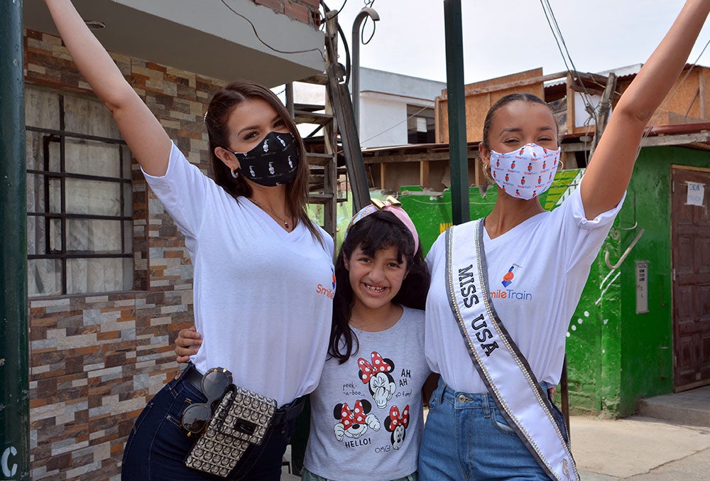 Yely Rivera and Elle Smith smile with Estephany