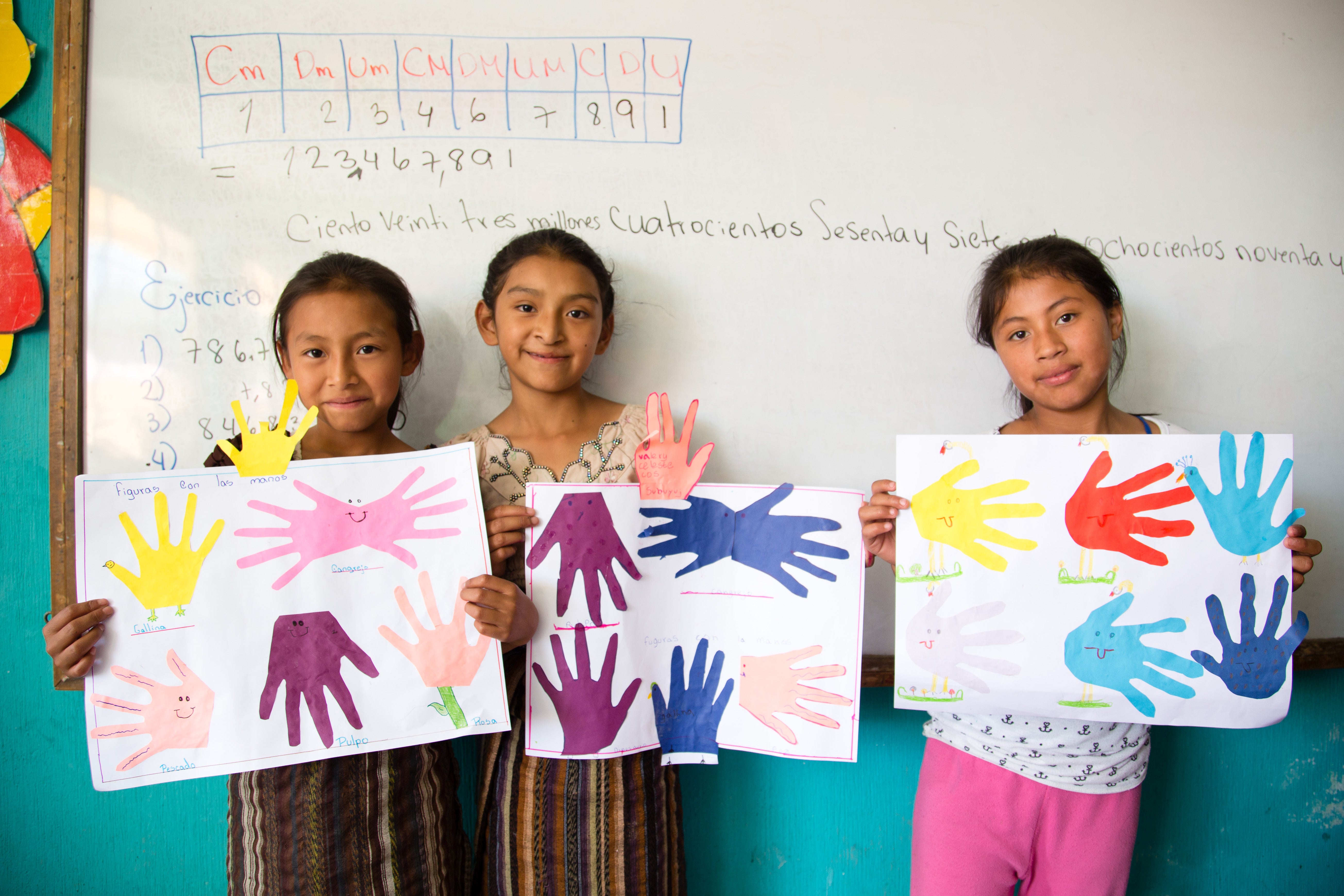 Valery sonriendo en la escuela con sus amigas