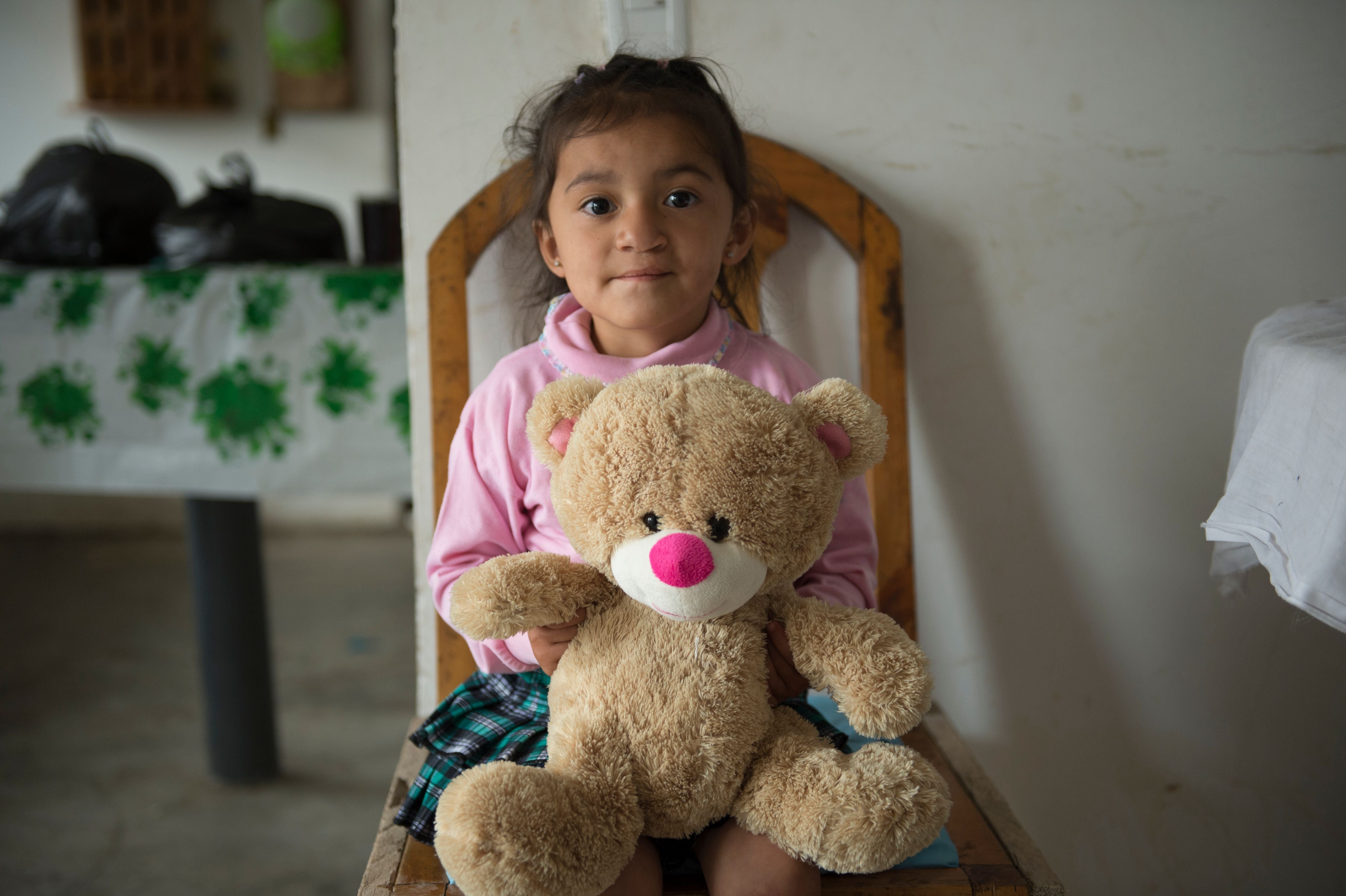 Estefanía cargando a su osito de peluche