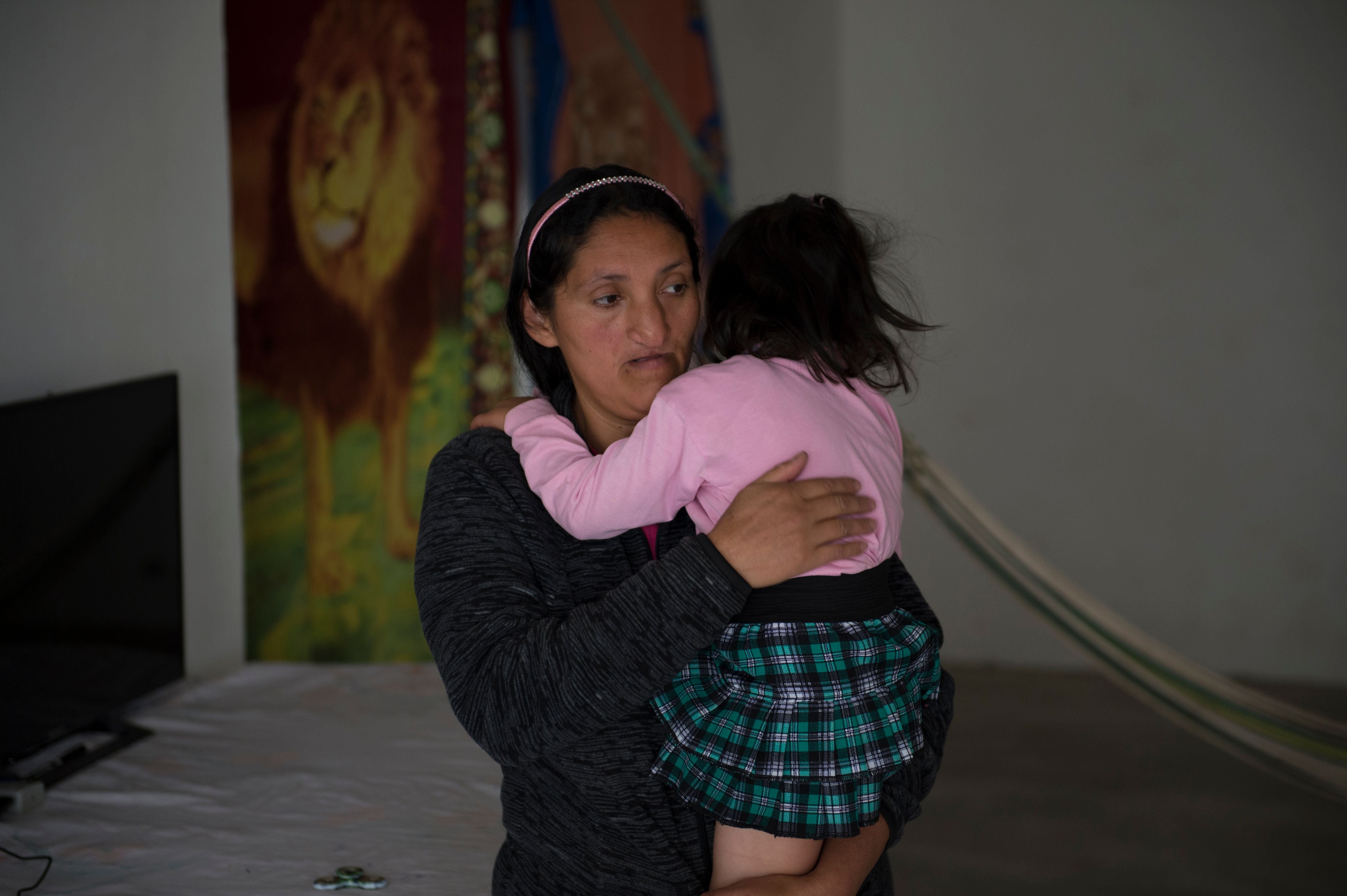 Lourdes sosteniendo a Estefanía