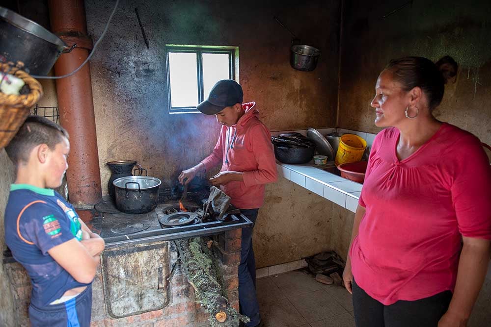 Neitan cocinando al fuego para su familia