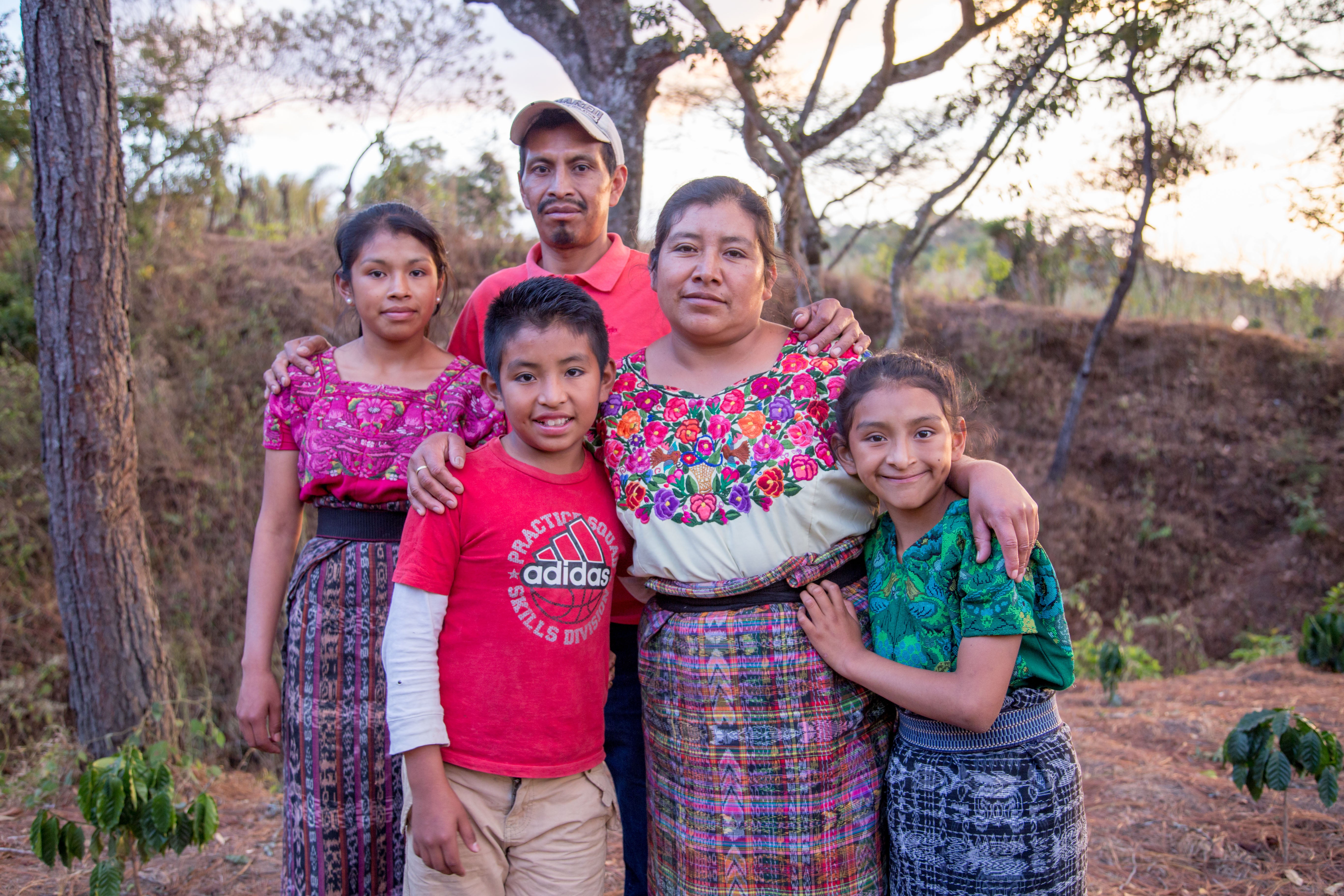 Valery sonriendo con su familia después de la cirugía de paladar hendido