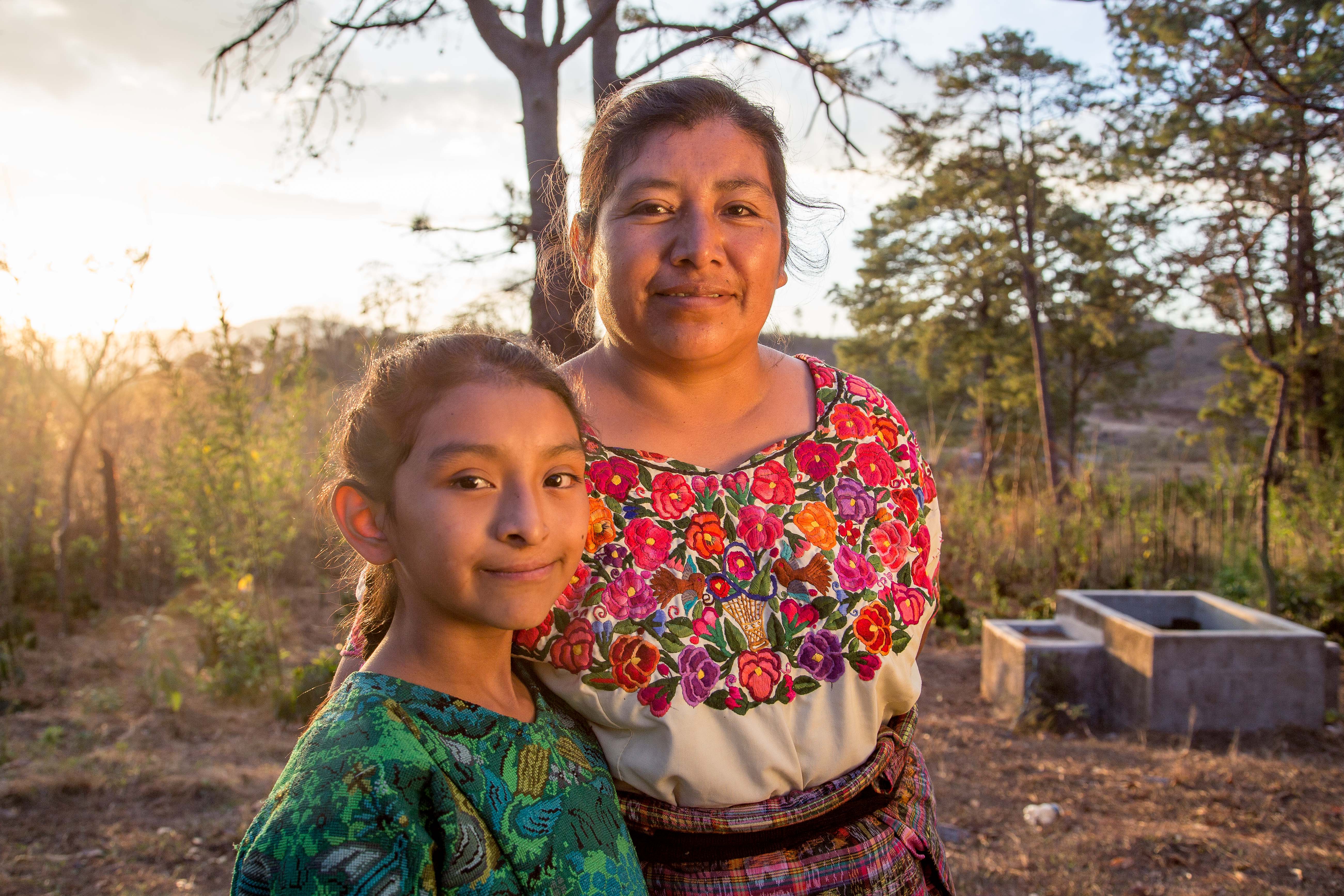 Valery sonriendo con su madre despues de la cirugía de fisura