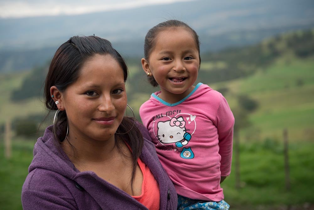 Wendy sostiene a Fernanda y sonríe