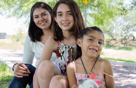 Barbara smiling with her mother Marisa, sister Ximena and her bunny