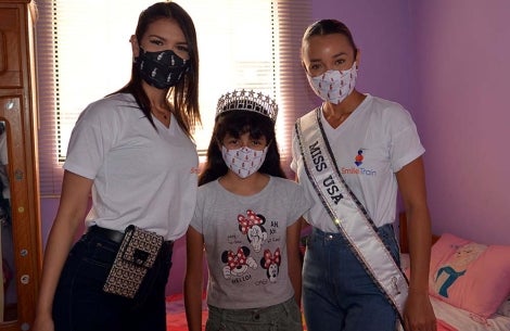 Estephany smiling with Elle Smith and Yely Rivera