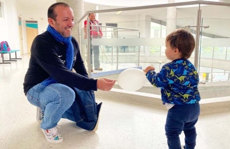 Iván and a young patient play with a balloon