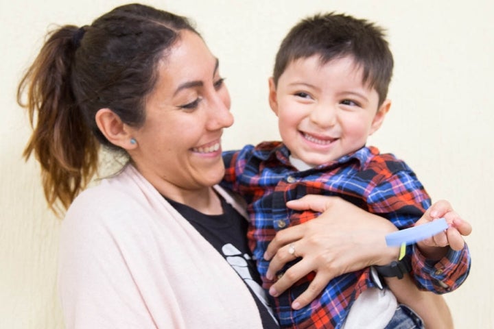 andrea sostiene a un paciente y sonrie