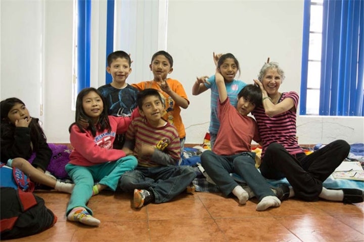 María sonríe con su clase