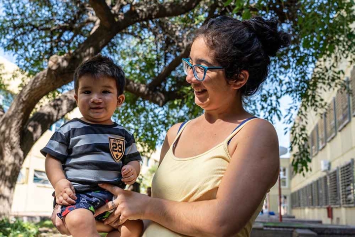 Félix sonríe con su madre Noelia tras operarse de labio hendido