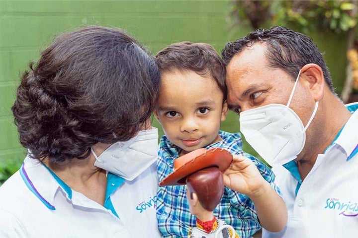 Hector Daniel sonrie con sus padres Hector y Karen