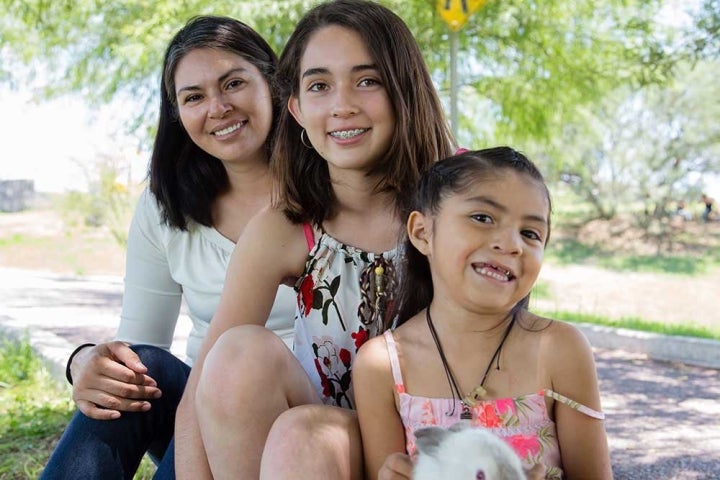 Barbara sonríe con su madre Marisa, su hermana Ximena, y su conejito