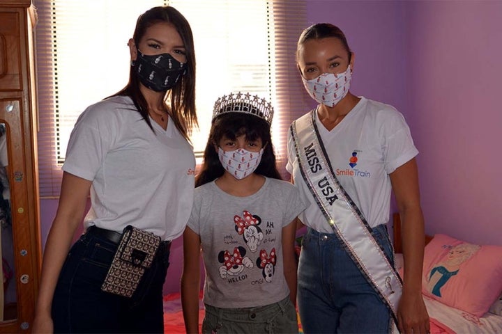 Estephany smiling with Elle Smith and Yely Rivera