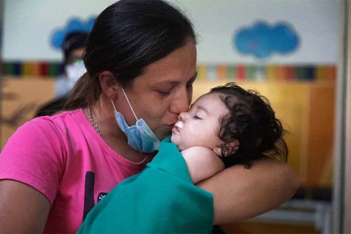 Rocío besa a su hijo Maxi tras su operación de paladar hendido
