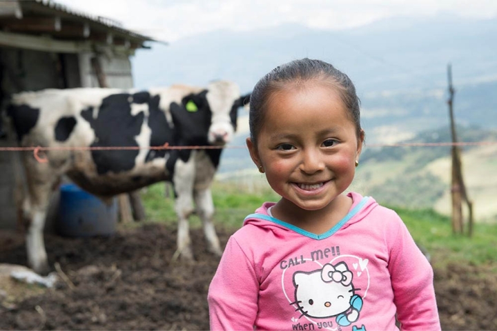 Fernanda sonríe frente a una vaca