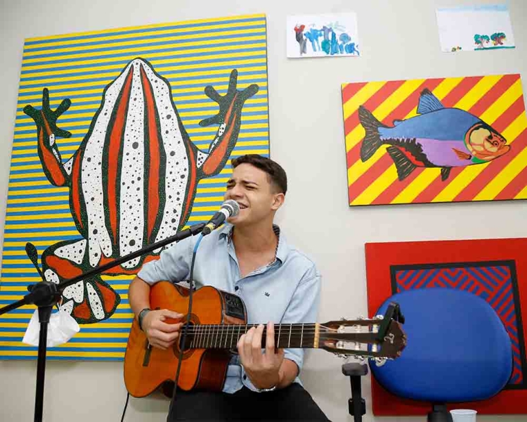 Artist Renan Andrade sings song with guitar