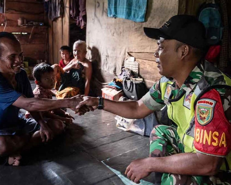 Un soldado indonesio saluda a Alim antes de su cirugía de fisura labio palatina