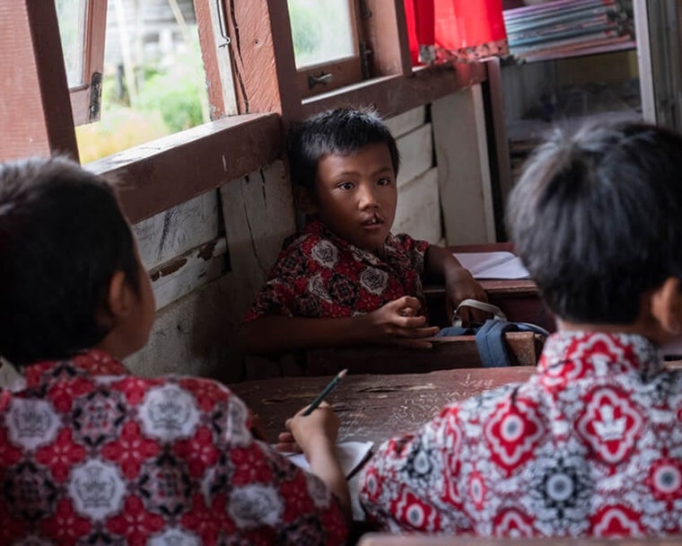 Rajib sentado en la escuela antes de la cirugía